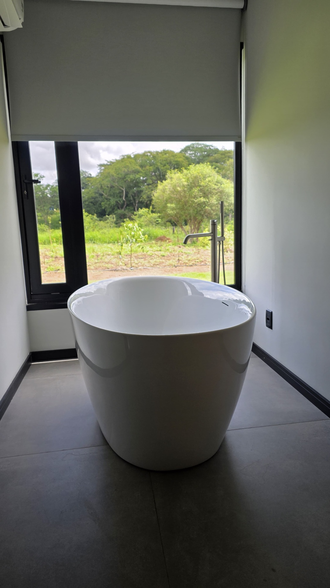 Banheira com vista para a natureza